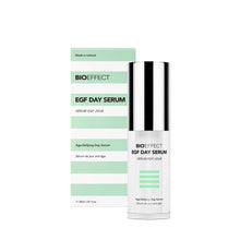 Charger l'image dans la galerie, Flacon et boîte du sérum BIOEFFECT EGF Day Serum (30 ml), soin anti-âge de jour, avec packaging blanc à rayures vert menthe et capuchon argenté, mention “Made in Iceland”.
